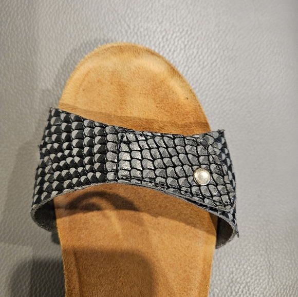 ERIC MICHAEL SIZE 39 US 8.5/9 Nadia Black Cobra Print Piel Natural Wedge Sandal - Picture 8 of 14